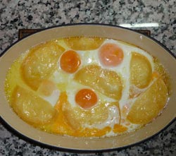 Яйца в сметанном соусе